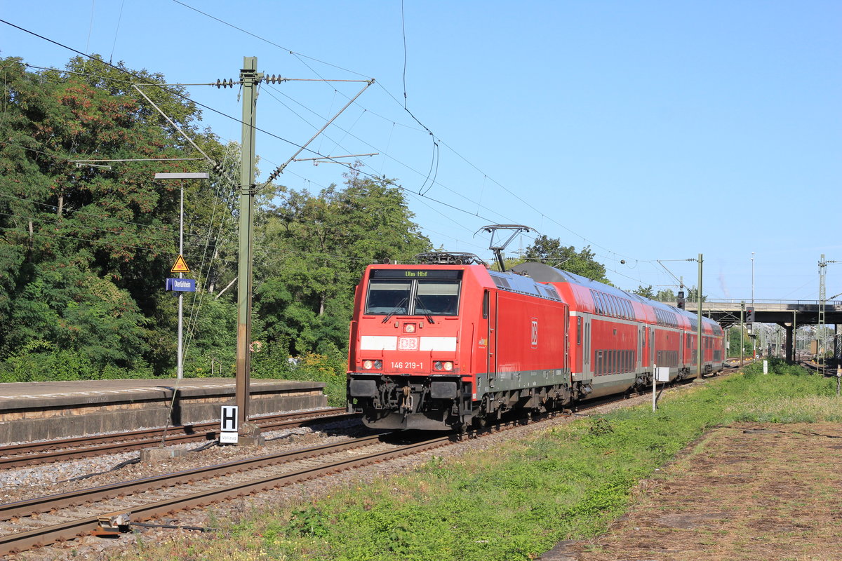Am 18.09.2018 fährt 146 219 mit RE Stuttgart-Ulm durch Stuttgart-Obertürkheim. 