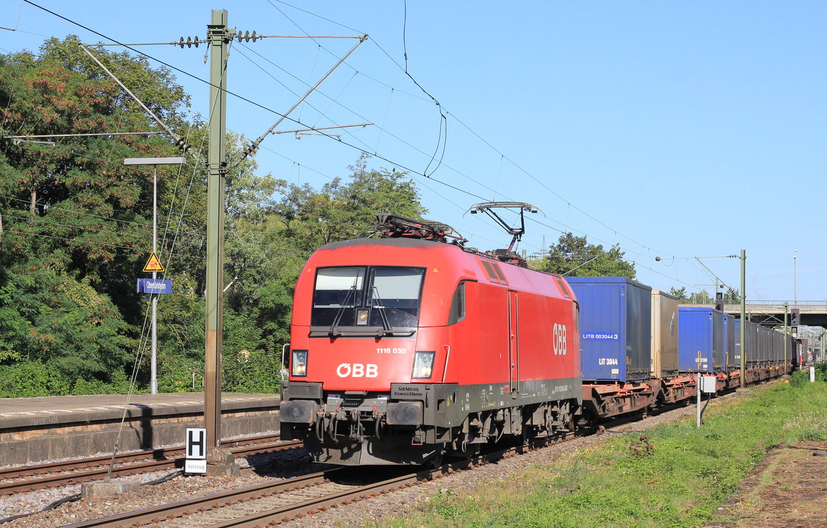 Am 18.09.2019 fährt 1116 030 mit Containerganzzug durch Stuttgart-Obertürkheim. 