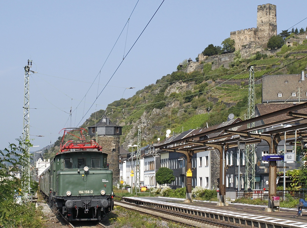 Am 18.09.2021 fuhr die 194 158-2 mit einem Sonderzug der Hammer Eisenbahnfreunde von Hamm nach Rüdesheim, hier bei der Ankunft in Kaub. Eigentlich hatte ich sie auf dem anderen Gleis erwartet...