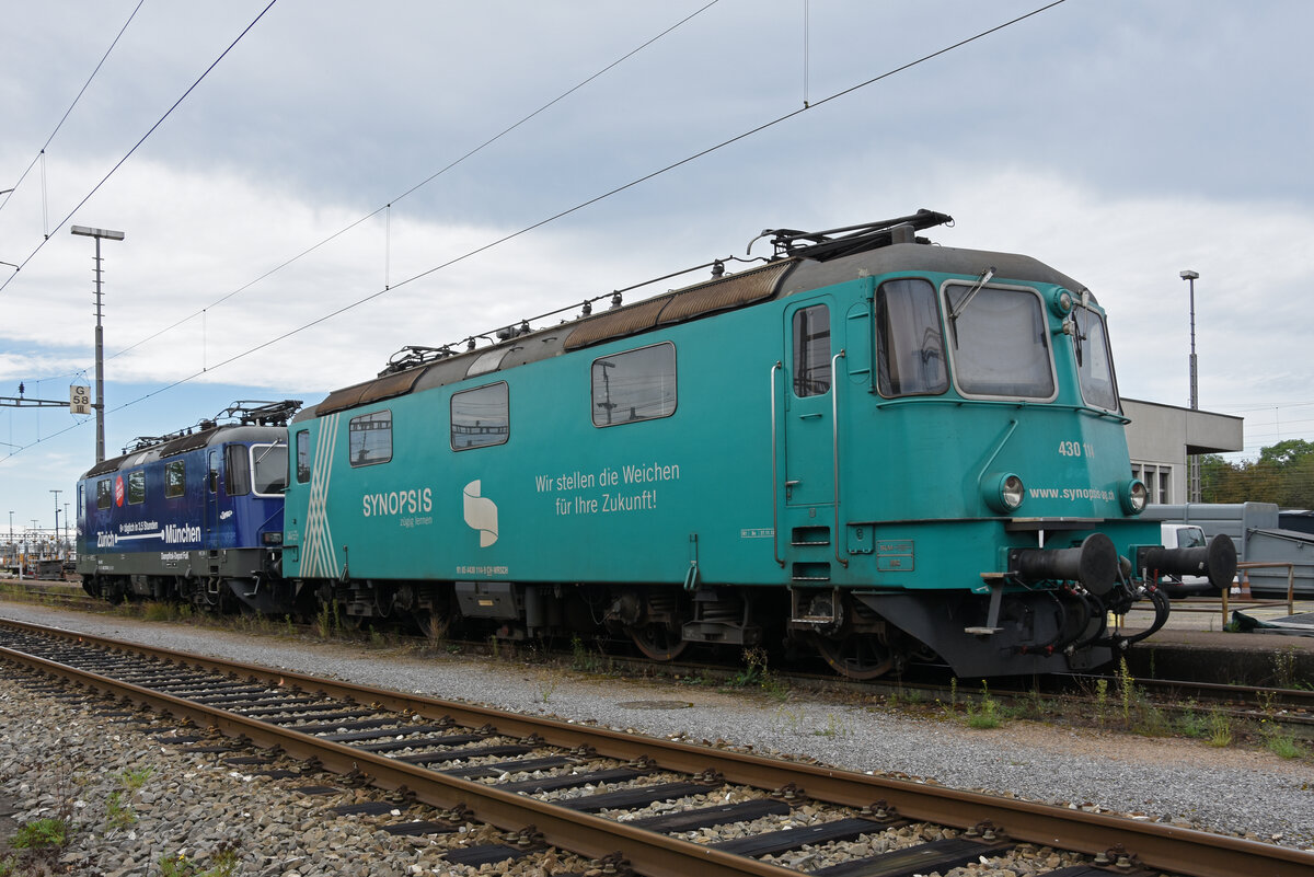 Am 18.09.2023 stehen die WRS Loks 430 114-9 und 421 379-9 auf einem Abstellgleis beim Güterbahnhof Muttenz.
