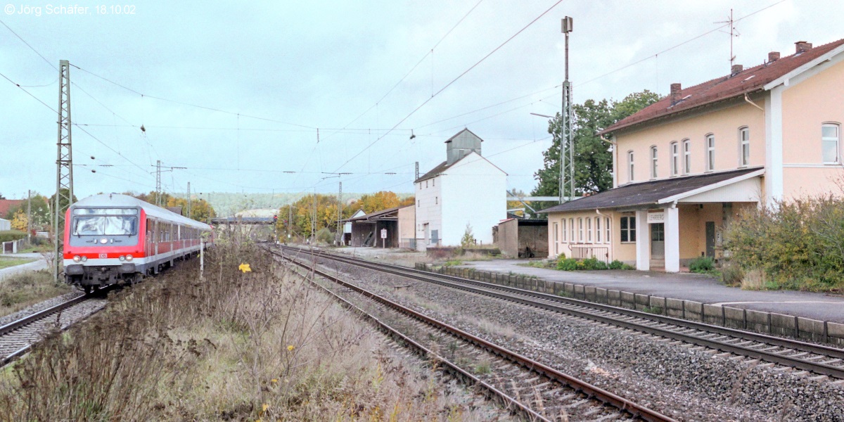 Am 18.10.02 fuhr eine Regionalbahn nach Treuchtlingen Steuerwagen voraus in den Bahnhof Lehrberg.