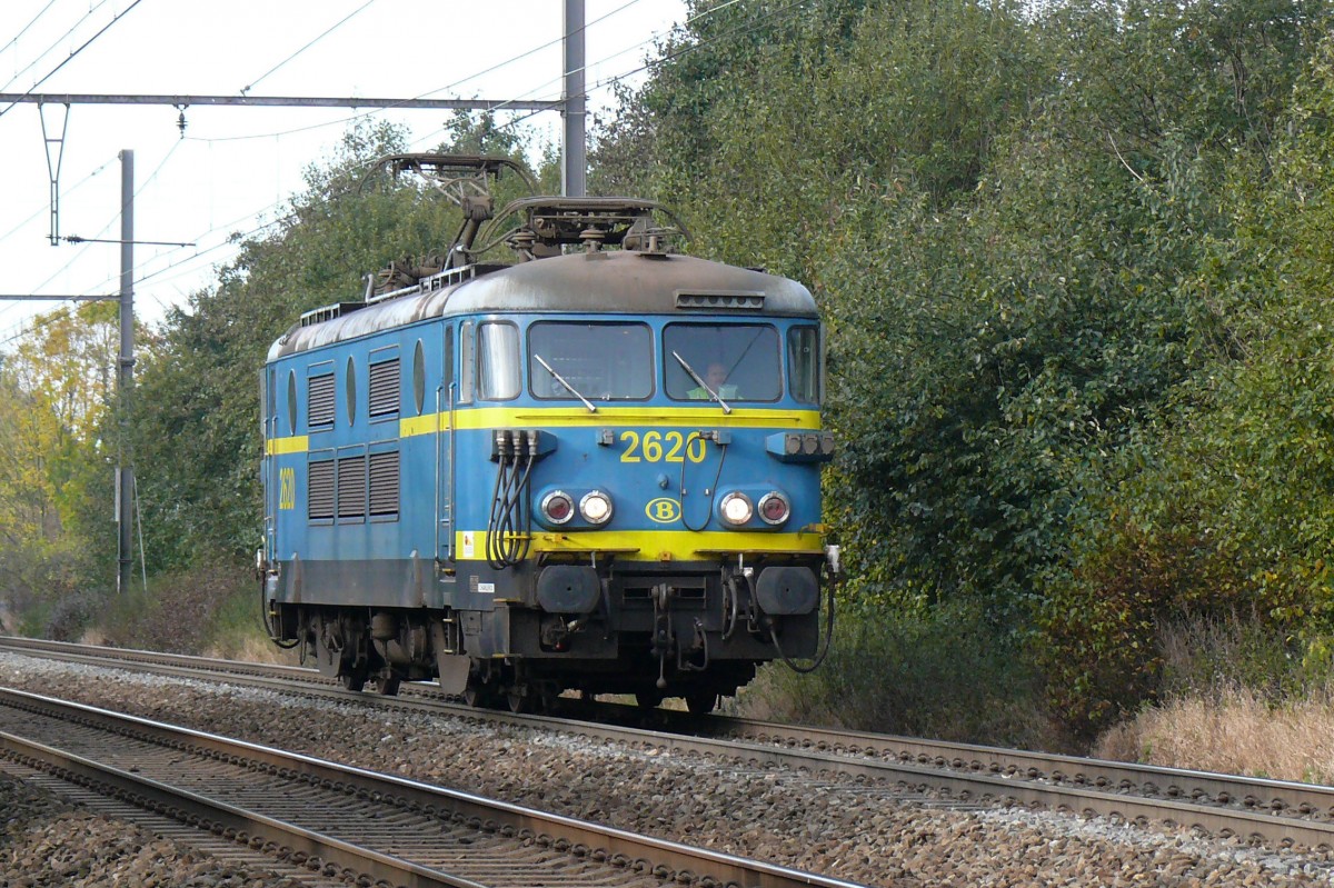 Am 18/10/2008 fuhr HLE 2620 solo nach Montzen. Die Aufnahme entstand an der Linie 24 bei Warsage.
