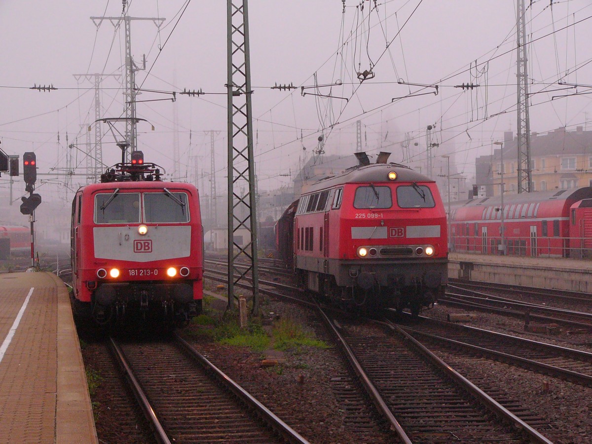 Am 18.10.2011 steht die 181 213-0 in Koblenz auf Gleis 8 und wartet auf den IC aus Norddeich um diesen dann nach Luxemburg zubringen. Da kamm 225 099-1 mit einem Güterzug vorbei.