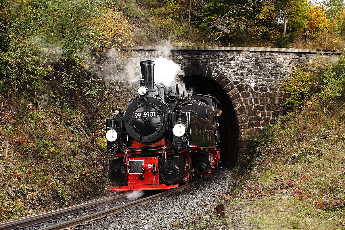 Am 18.10.2013 setzt hier 99 5901 mit einem Sonderzug der IG HSB zurck in den Thumkuhlentunnel, um danach eine Scheinanfahrt fr die Fotogemeinde durchzufhren.