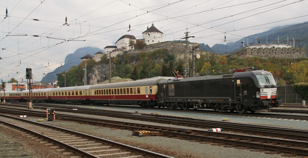 Am 18.10.2015 ist 193 606-1 von MRCE mit dem Rheingold Express (SE 20040/DBS 99) von Berlin nach Italien zum Gardasee unterwegs. Auf Grund der Flüchtlingskrise endet der Zug dieses Jahr bereits am Brenner und die Fahrgäste werden mit Bussen nach Südtirol gebracht. Hier am Sonntag Nachmittag bei der Ausfahrt in Kufstein mit Blick auf die Festung. Grüße an den TF!