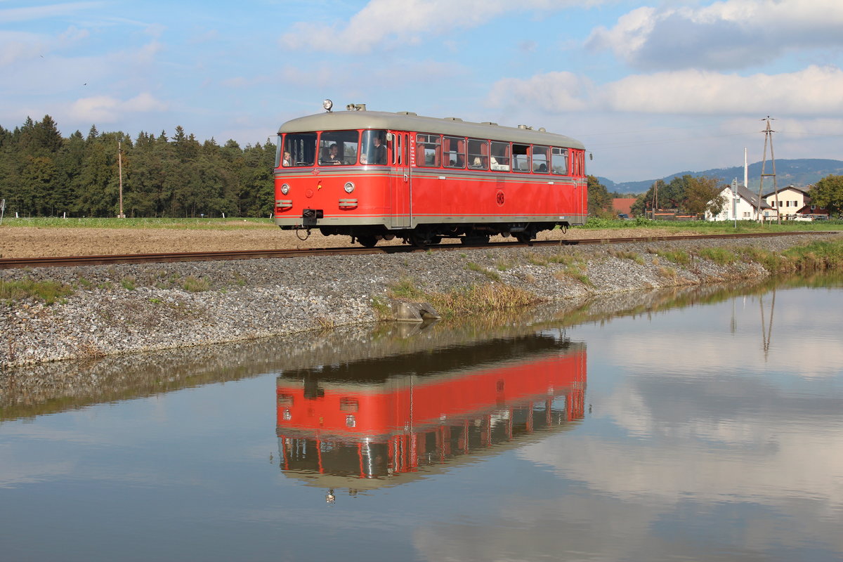 Am 18.10.2015 fand auf dem letzten Teilstück der Sulmtalbahn zwischen Gleinstätten und Pölfing-Brunn eine Sonderfahrt mit dem GKB VT10.02 statt.
Hier ist der  Rote Blitz  mit originalem Zuglaufschild (Leibnitz - Wies-Eibiswald) bei der ehemaligen Haltestelle Prarath zu sehen.