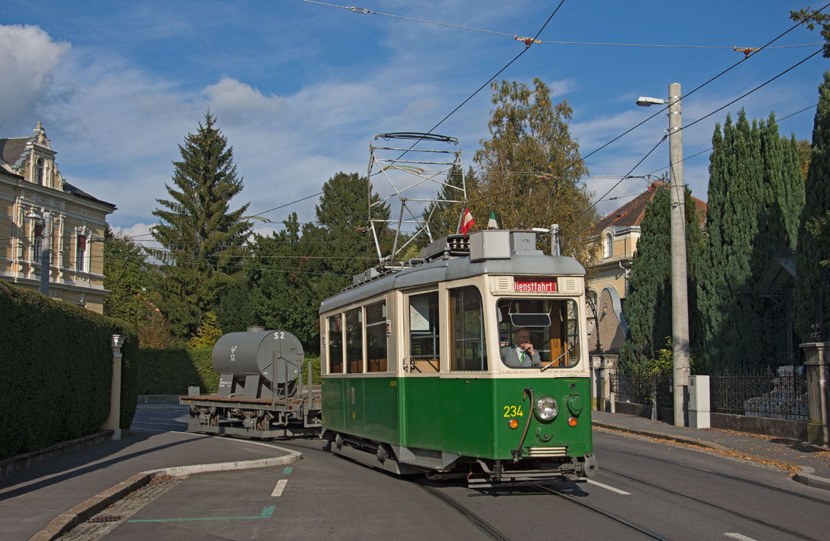 Am 18.10.2015 fand die Fotosonderfahrt vom Tramway Msuem Graz statt mit dem Thema Güterwegen mit TW 234 statt, nebenbei konnte man noch ein paar Aufnahmen der Reihe 520  Duisburger  machen.

TW 234 mit Salzkesselwagen S2, Lenaugasse