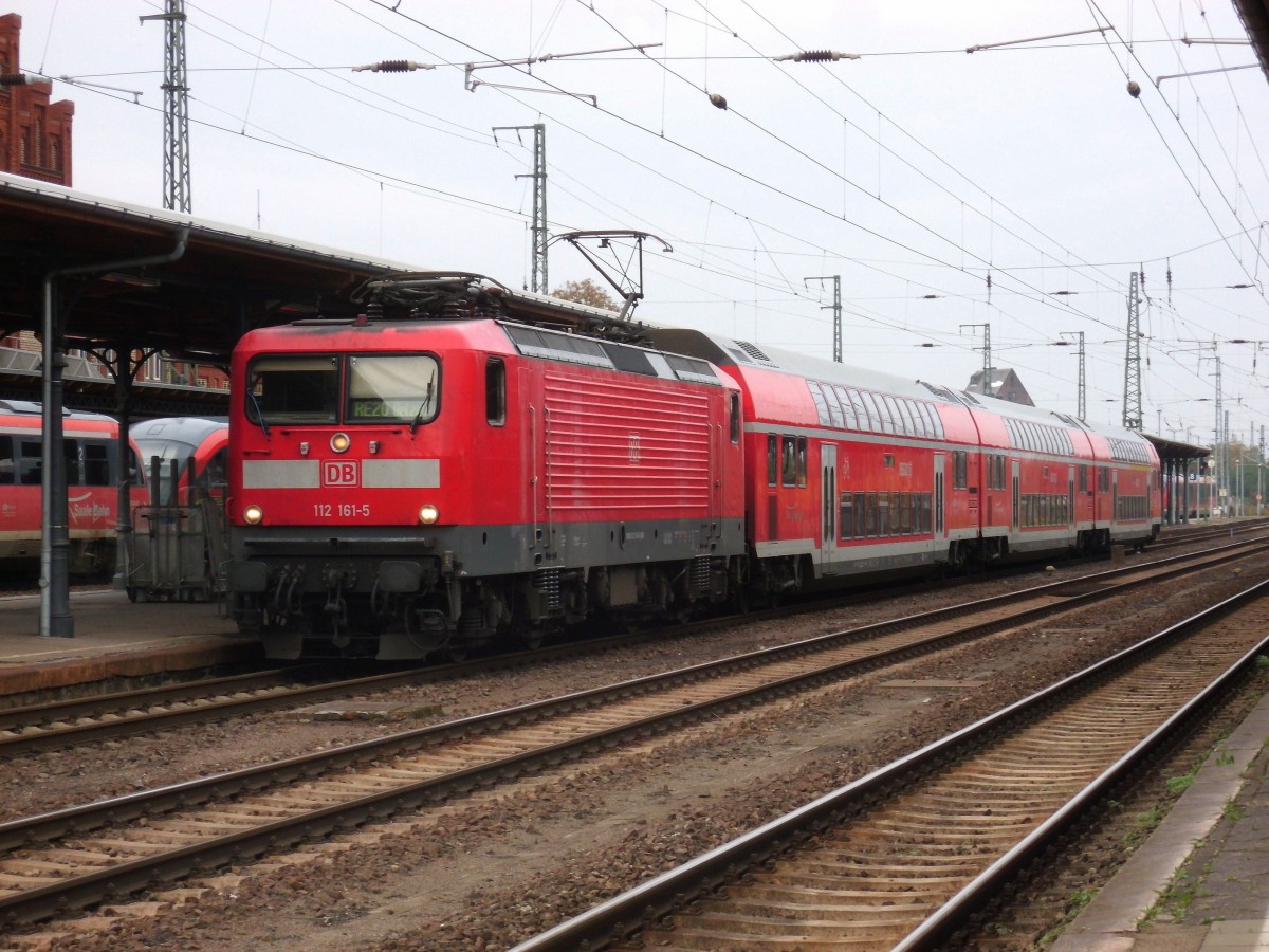 Am 18.10.2015 kam 112 161 (Gastlok aus NRW) mit ihrem RE 20 von Halle/Saale nach Stendal und fuhr weiter nach Uelzen.