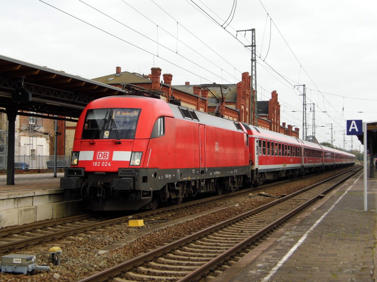 Am 18.10.2015 kam die 182 024 von der DB aus Richtung Berlin nach Stendal und fuhr weiter in Richtung Salzwedel .