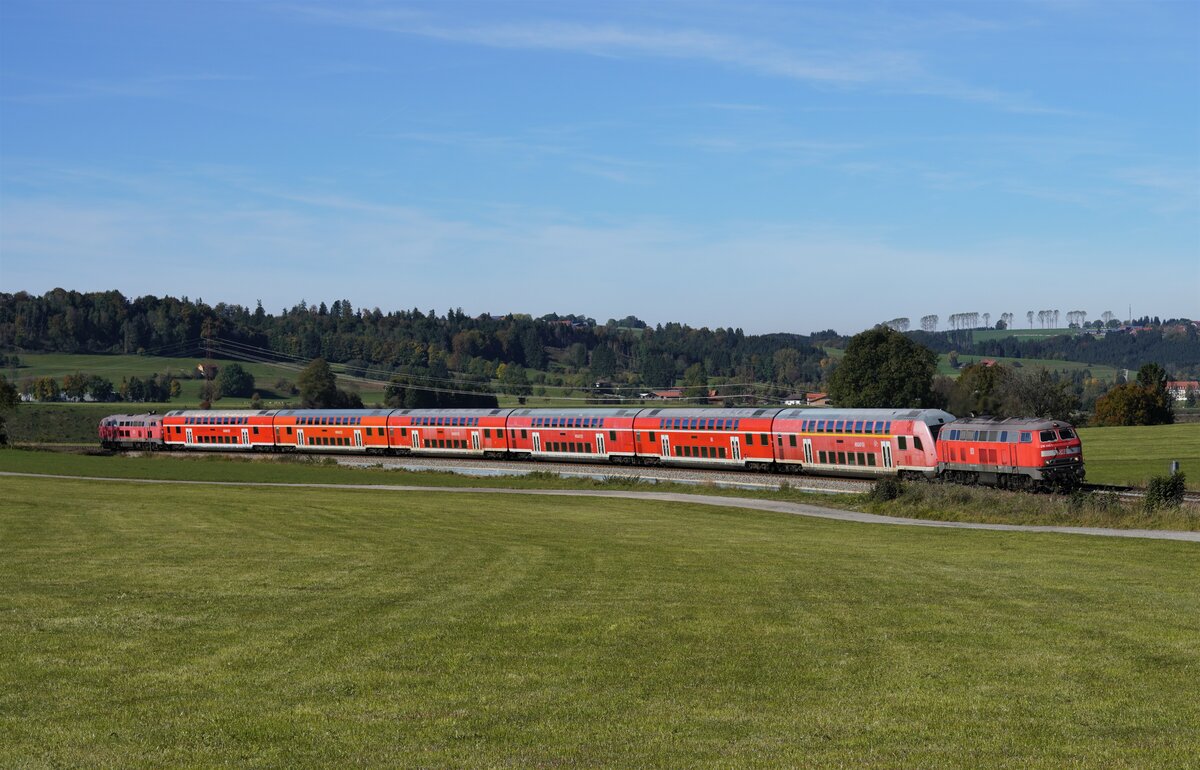 Am 18.10.2021 kamen 218 414 und 218 415 als RE 74(57593) von Kempten nach München Hbf kurz vor Günzach vorbei. Um 13:46 Uhr aufgenommen.