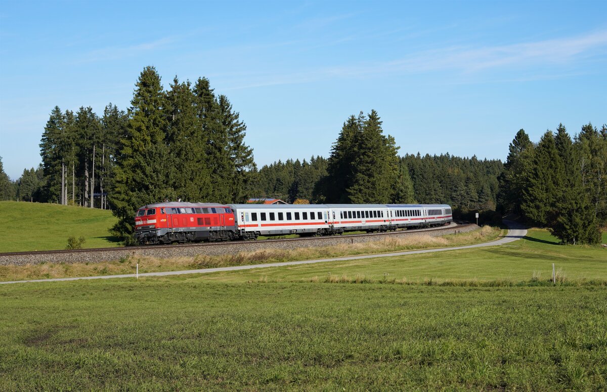 Am 18.10.2021 zog 218 435 den IC 2085(Nebelhorn) von Hamburg-Altona nach Oberstdorf ab Augsburg bis Oberstdorf. Um 14:58 Uhr konnte ich den zug bei Riedles aufnehmnen.