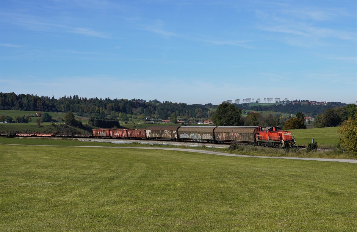 Am 18.10.2021 zog 294 710 einen Güterzug von Kempten nach /. Aufgenommen vor Günzach um 13:23 Uhr,