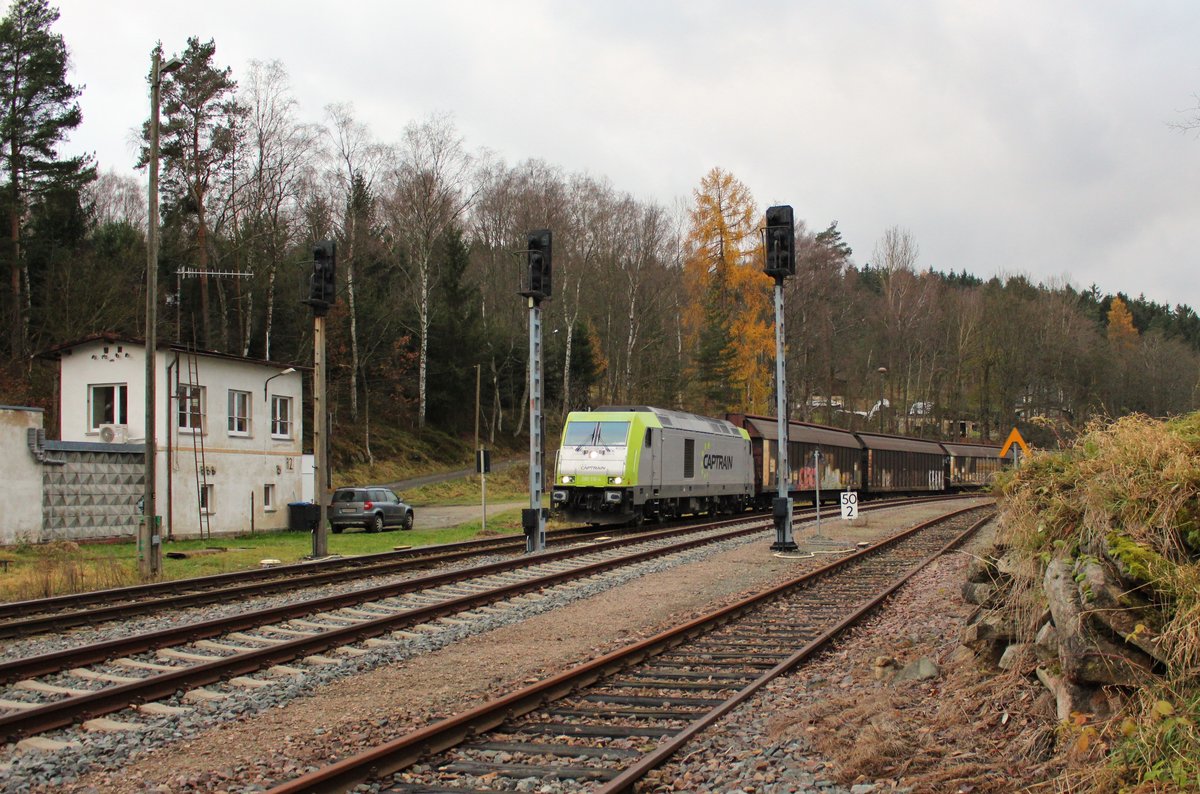 Am 18.11.17 war das Elbtal wieder gesperrt. Deshalb fuhren die Züge wieder die Umleitung über Cheb/Cz und das Vogtland. Hier ist 285 119-4 (CAPTRAIN) in Bad Brambach Richtung Cheb/Cz zu sehen.