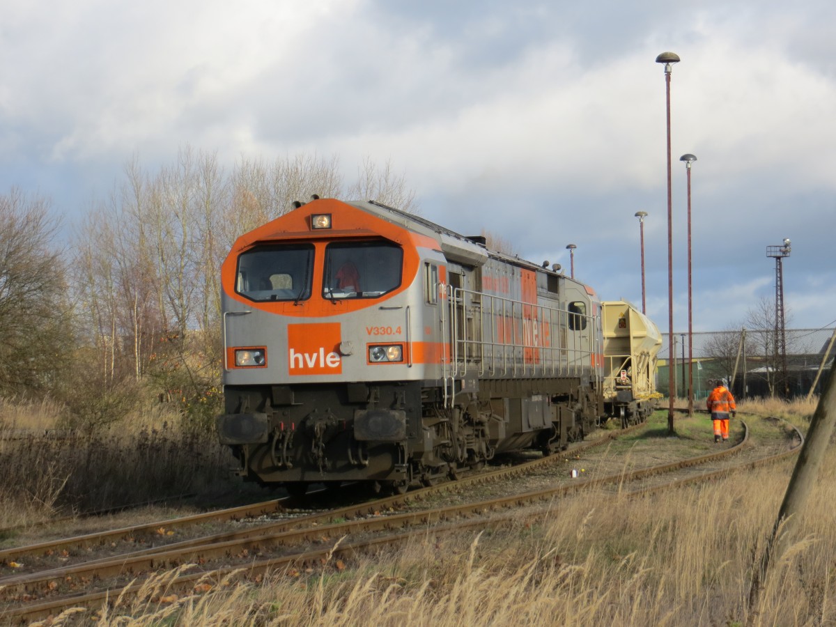 Am 18.11.2015 rangierte der HVLE-Tiger V 330.4 fleißig am Grimmener Schützenplatz umher. 