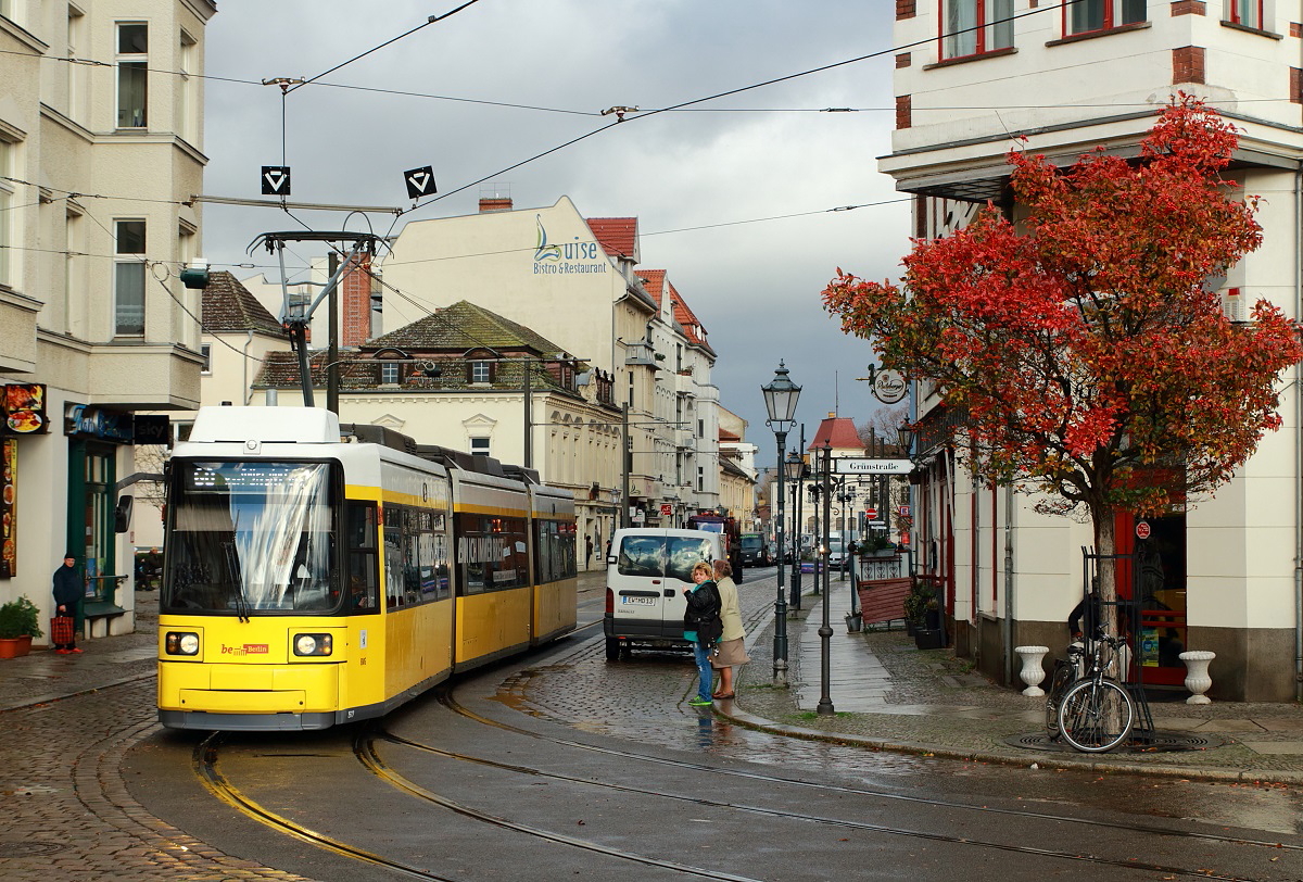 Am 18.11.2015 verläßt ein BVG-Zug der Linie 60 die Haltestelle Rathaus Köpenick