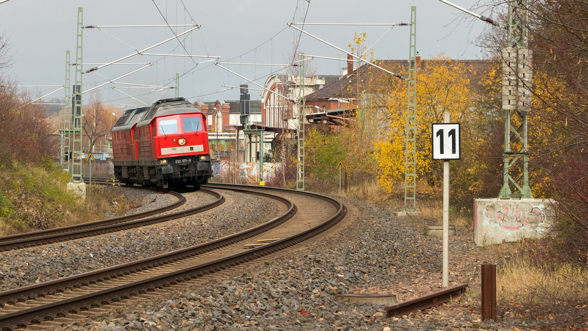 Am 18.11.2017 fährt 232 571-0 mit 232 589-2 als Lz von Zwickau nach Cheb. Abgelichtet kurz vorm Oberen Bahnhof in Plauen. Trotz dichter Wolken lässt sich für dieses Foto extra die Sonne mal kurz blicken. 