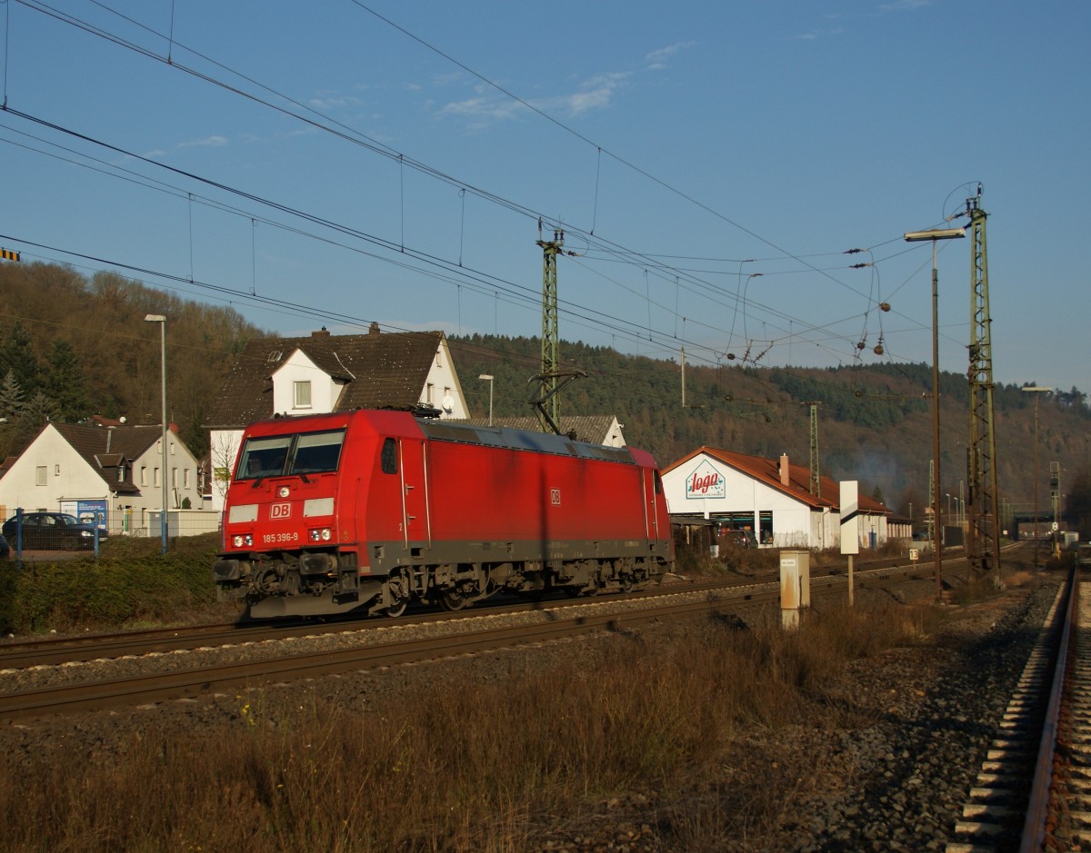 Am 18.12.13 fährt 185 396-9 Solo Richtung Fulda durch Bad Hersfeld.