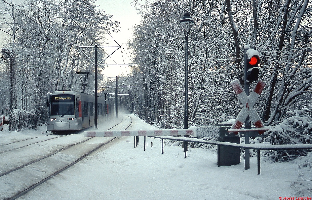 Am 18.12.2010 ist eine NF 8U-Doppeltraktion auf der Linie 712 zwischen den Haltestellen Rather Kreuzweg und Rather Waldstadion unterwegs nach Ratingen. Auf diesem Teilstück benutzen die Straßenbahnen übrigens die ehemalige Trasse der 1872 von der Bergisch-Märkischen Eisenbahn eröffneten Unteren Ruhrtalbahn von Düsseldorf nach Essen-Kupferdreh.