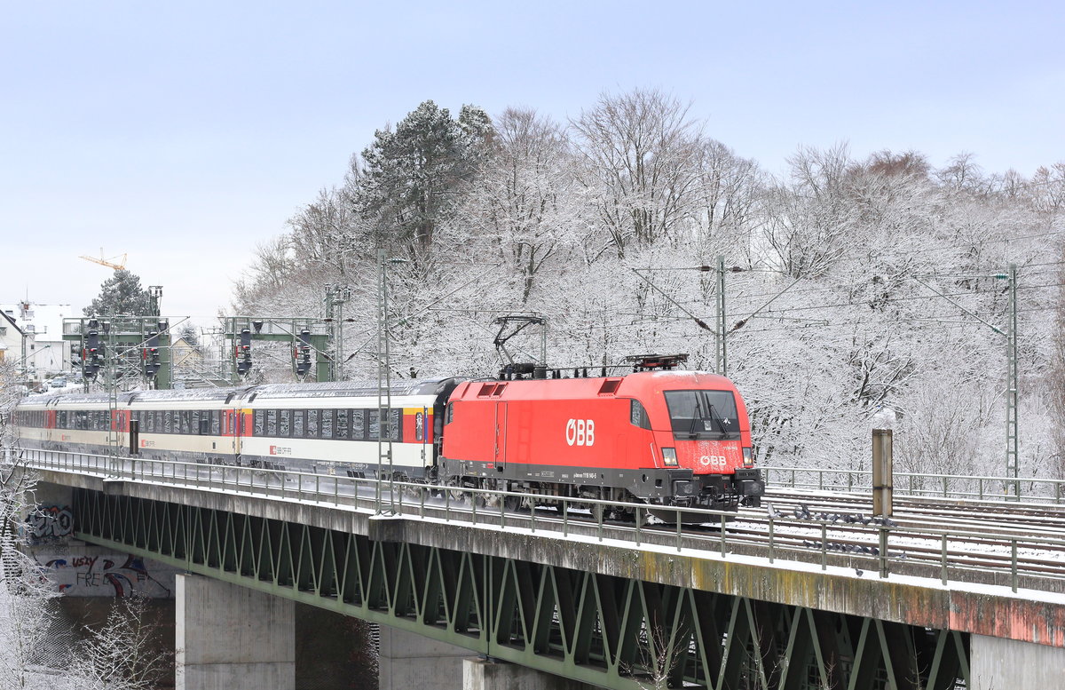 Am 18.12.2017 überquert 1116 110 mit IC Zürich-Stuttgart den Nesenbachviadukt zwischen Stuttgart-Vaihingen und Österfeld. 