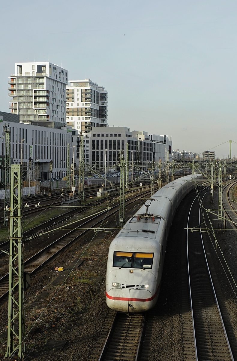 Am 18.12.2018 nähert sich in Düsseldorf Wehrhahn ein ICE 2 aus Berlin dem Düsseldorfer Hauptbahnhof. Dort wo sich heute die hochpreisigen Wohntürme des Quartier Central erheben, dehnten sich vor einigen Jahren noch die Anlagen des Güterbahnhofes Derendorf aus.