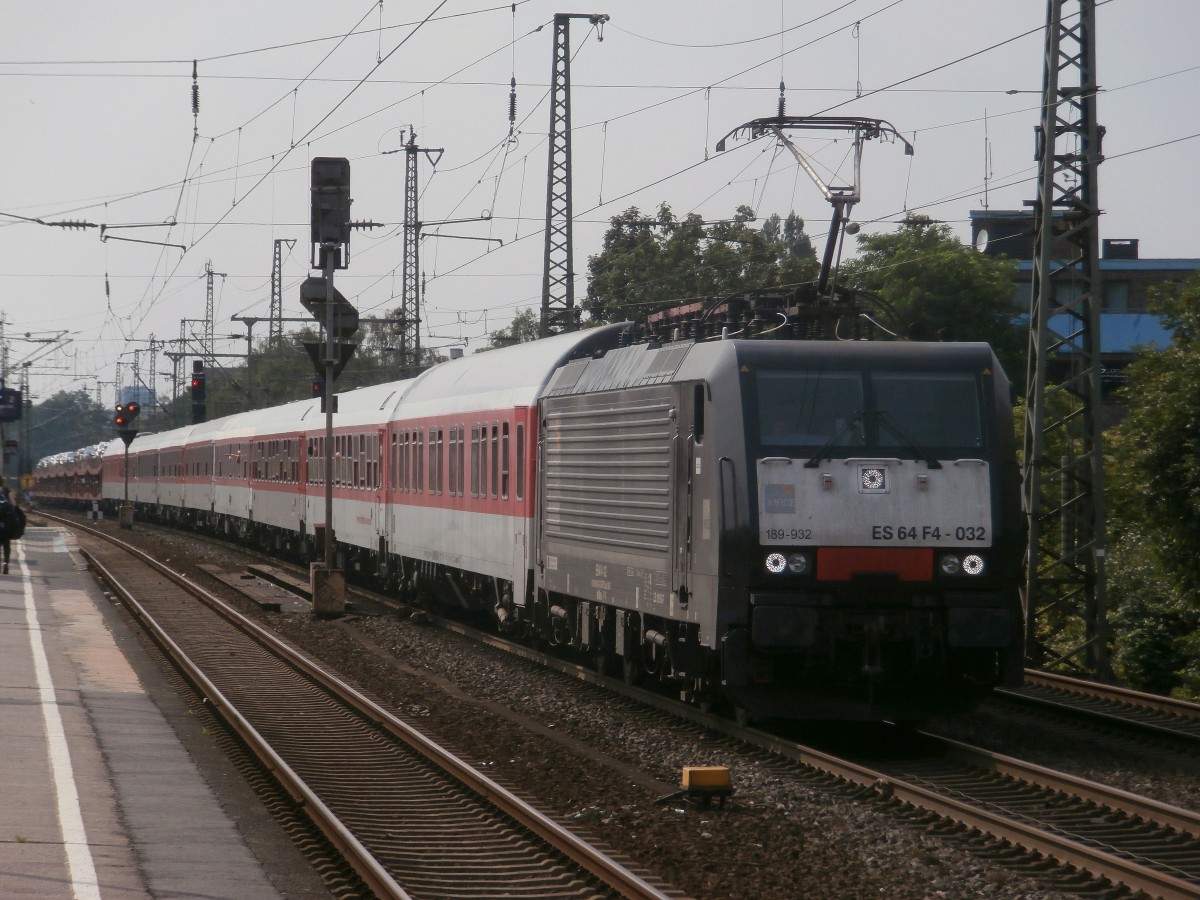 Am 1.8.14 kommt 189 932 mit dem AZ41350 nach Alessandria durch Düsseldorf Oberbilk gefahren. Vor wenigen Minuten ist er im Düsseldorfer HBF losgefahren und macht sich ins 950km entfernte Alessandria auf und kommt dort morgen früh an.

Düsseldorf 01.08.2014