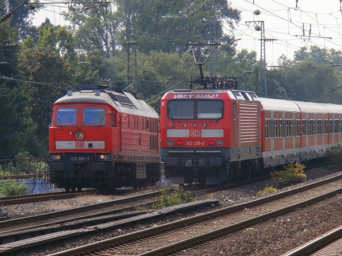 Am 1.8.14 trafen sich 232 093-5 und 143 215-2 vor dem Abstellbahnhof Eller-Süd. 
232 093-5 zog später einen Notfall Zug aus dem Abstellbahnhof Eller-Süd.

Düsseldorf 01.08.2014