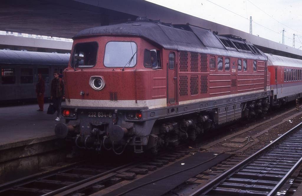 Am 1.8.1992 hat die 232634 einen Intercity nach Hamburg Altona gebracht, wo sie hier im Kopfbahnhof steht.
