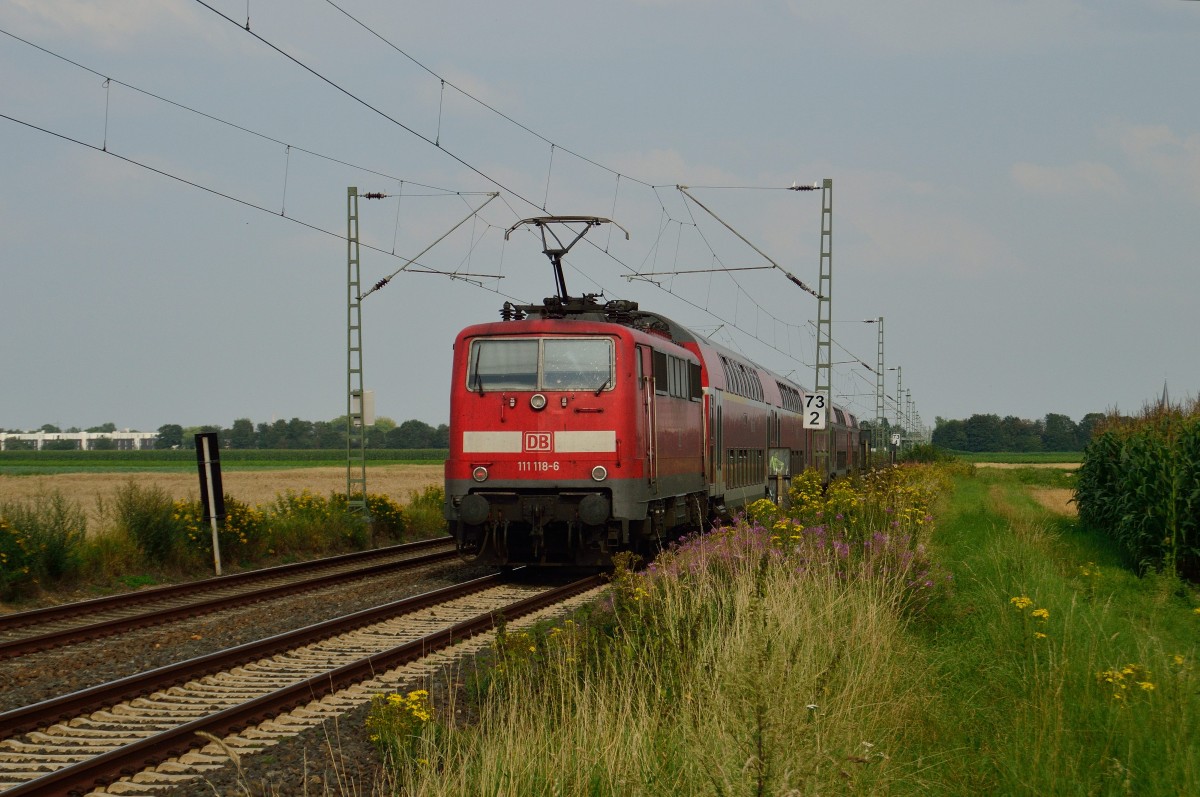 Am 1.8.2014 schiebt die 111 118-6 einen RE4 Zug nach Dortmund. Hier ist der Zug zwischen Kleinenbroich und Büttgen auf der Kbs 485 zu sehen.
