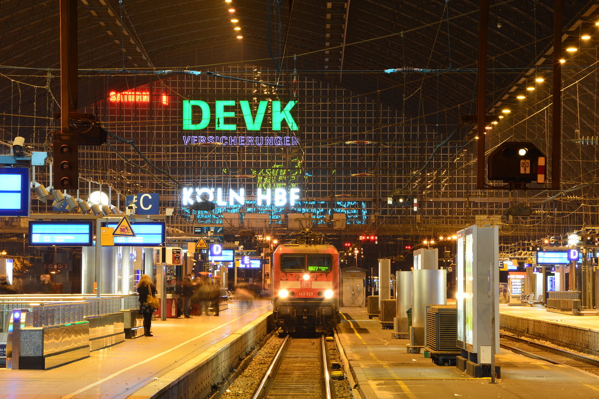 Am 18.2.17 stand 143 925 mit der RB27 in Köln Hbf bereit und wartet dort auf Abfahrt.

Köln 18.02.2017