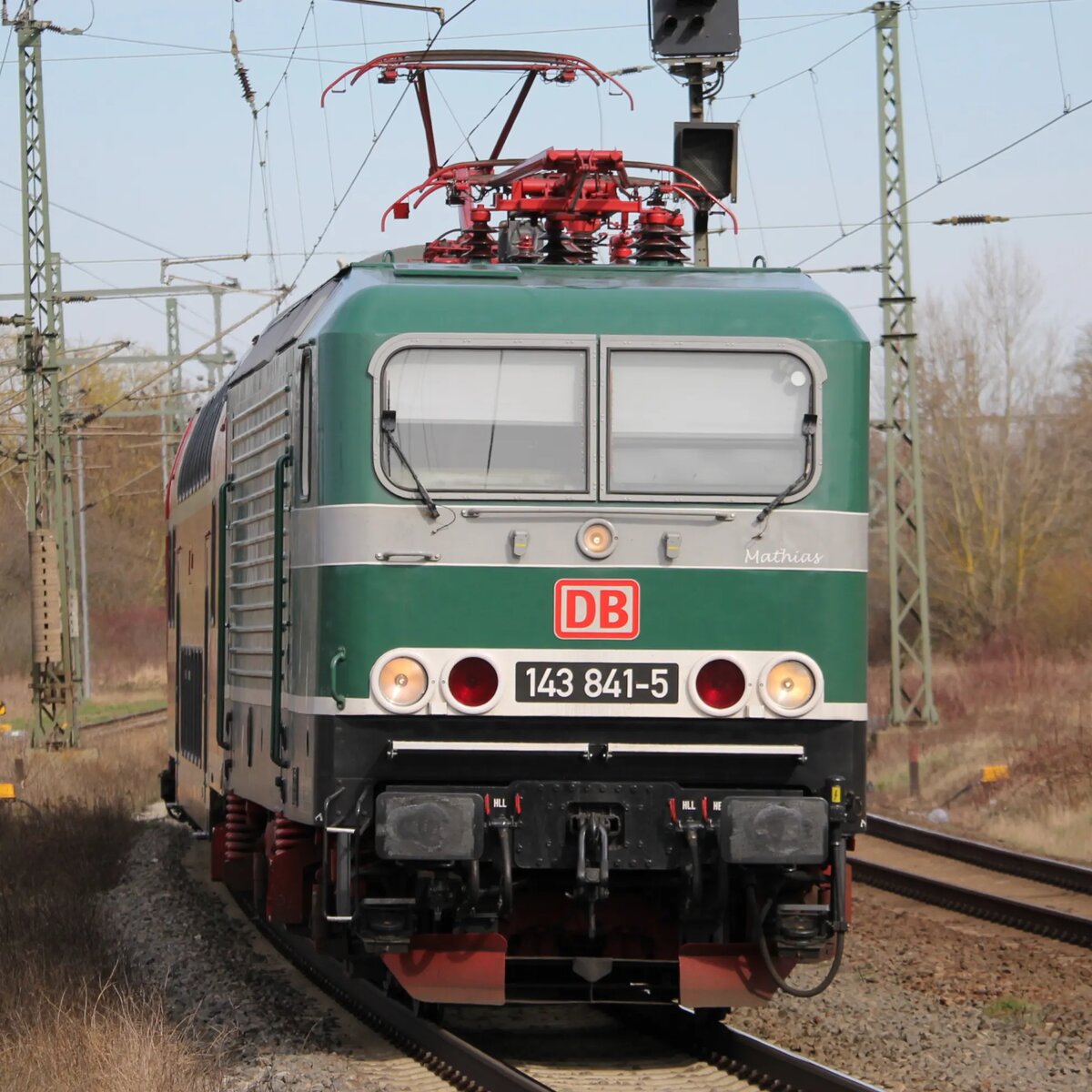 Am 18.3.24 fuhr DB Gebrauchtzug 143 841  Mathias  mit zwei Saale-Express Dostos durch Naumburg (Saale) Hbf.