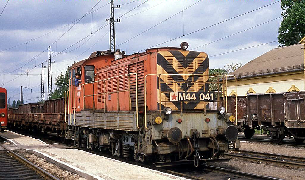 Am 18.4.1989 wartete M 44041 mit einem Gterzug im Bahnhof Vac auf die
Weiterfahrt Mglichkeit.