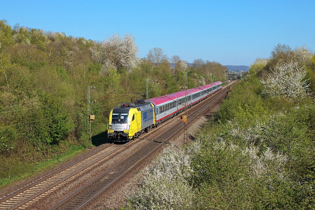 Am 18.4.2015 hatte die 182 596 die Aufgabe, den IC 119 nach Stuttgart zu bringen. Mit +14 verließ der Zug Remagen