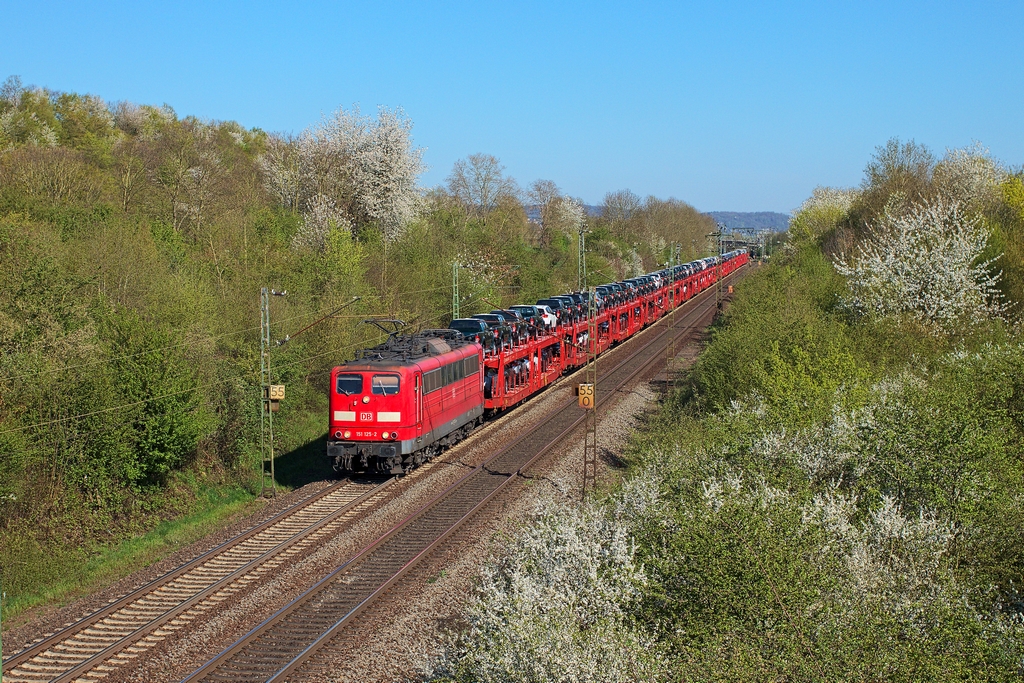 Am 18.4.2015 hatten wegen der umgeleiteten ICEs nicht viele Güterzüge Platz. So kam am Morgen nur die 151 125 mit Autos durch Remagen