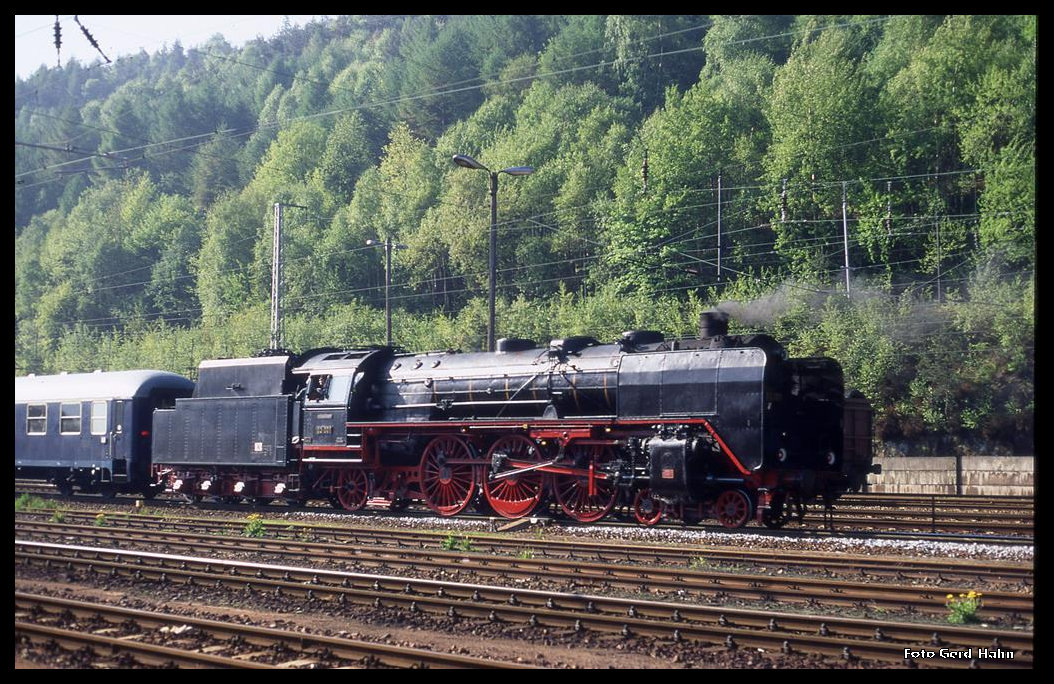 Am 18.5.1996 um 8.35 Uhr kam 03001 am Zugschluss des BDEF Sonderzuges aus Dresden in den Bahnhof Bad Schandau ein. Wenig später war sie dann die Zuglok in Richtung Sebnitz.