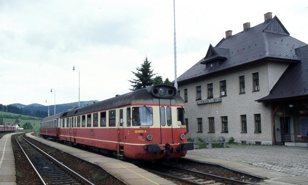 Am 18.5.2004 fotografierte ich im Bahnhof Horna Stubna auch diesen
VT 851022. Mit ihm fuhr ich danach um 16.40 Uhr weiter nach Vrutky.