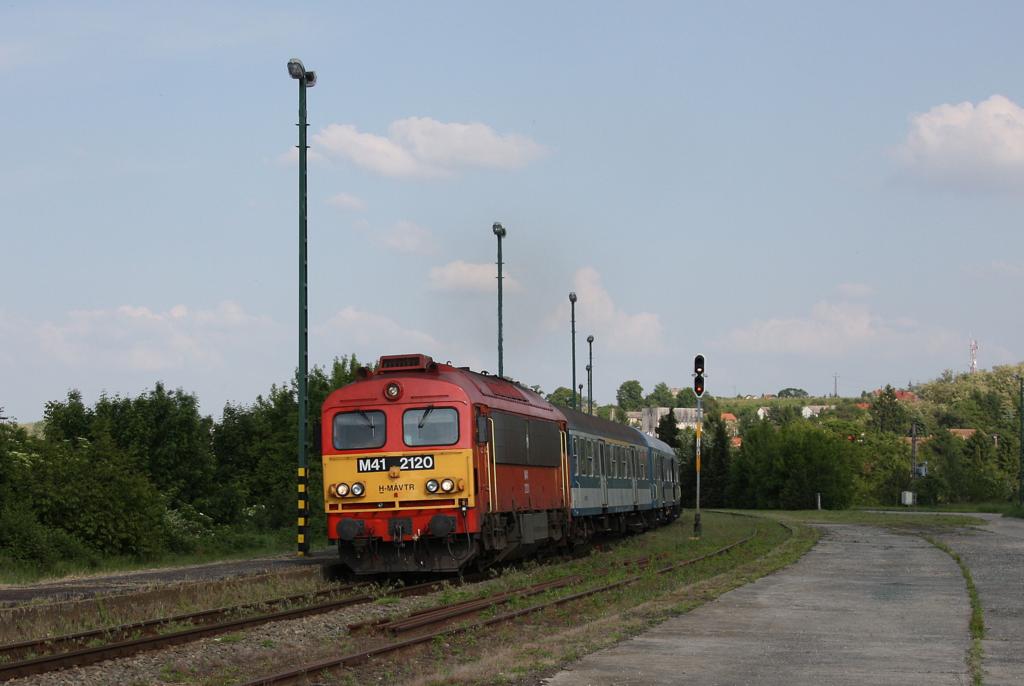 Am 18.5.2011 erreicht M 412120 mit einem Schnellzug nach Szombathely den Landbahnhof Vasvar.