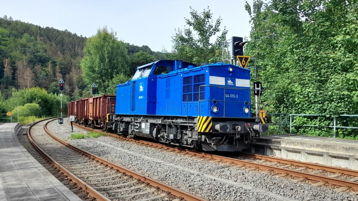 Am 18.7.22 ist 204 013 der Press bei der Durchfahrt durch den Bahnhof von Hennersdorf (Sachs) auf dem Weg nach Cranzahl mit einem Kohlezug.