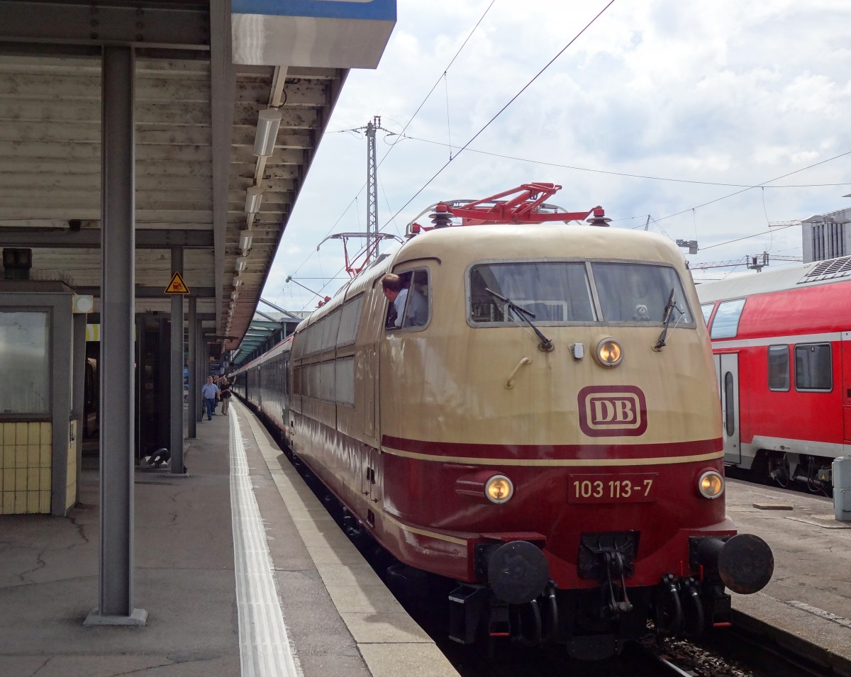 Am 18.8.13 stand die frisch geleckte 103 113 am Stuttgart Hauptbahnhof. 

