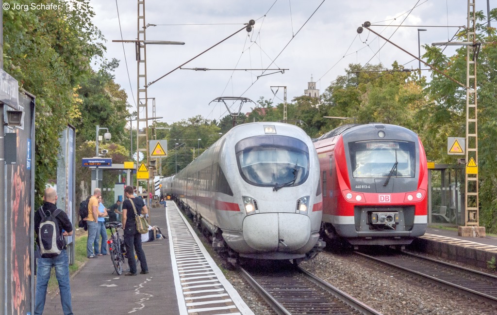 Am 18.9.12 begegneten sich ein ICE-T und 440 813 um 16.51 Uhr in Würzburg Süd. Die vielen jungen Leute weisen auf die nahe gelegene Universität hin. 