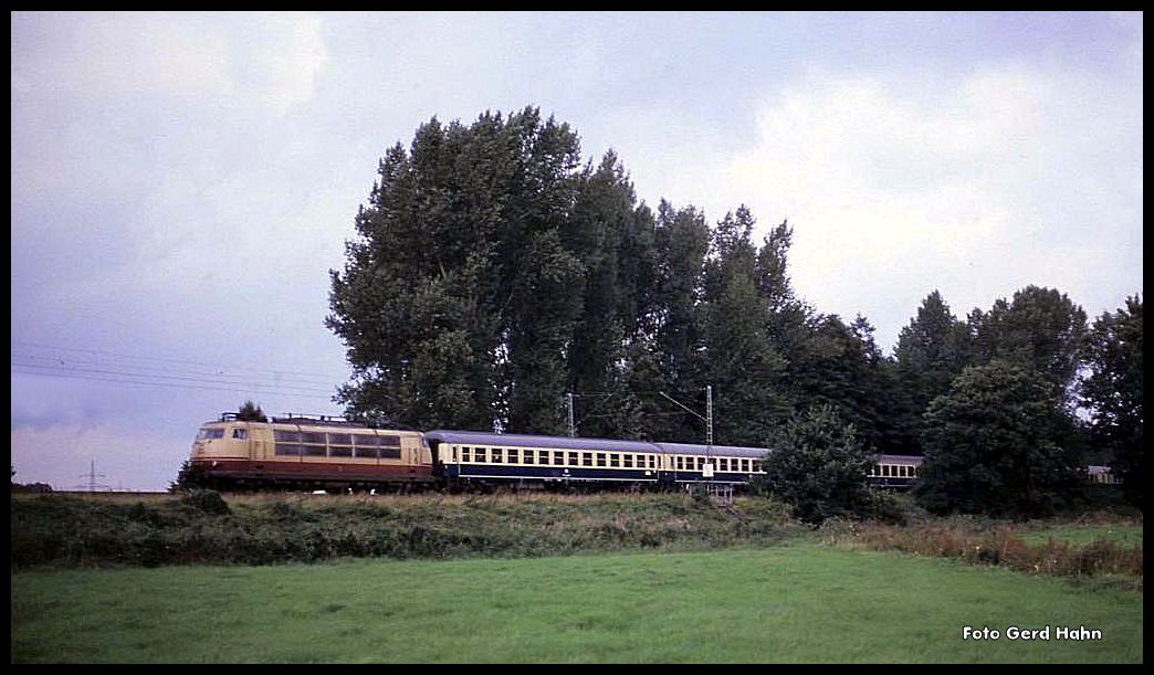 Am 18.9.1990 ist 103205 mit dem IC 817 Gorch Fock am Ortsrand von Hasbergen um 13.51 Uhr leicht verspätet in Richtung Münster unterwegs. 