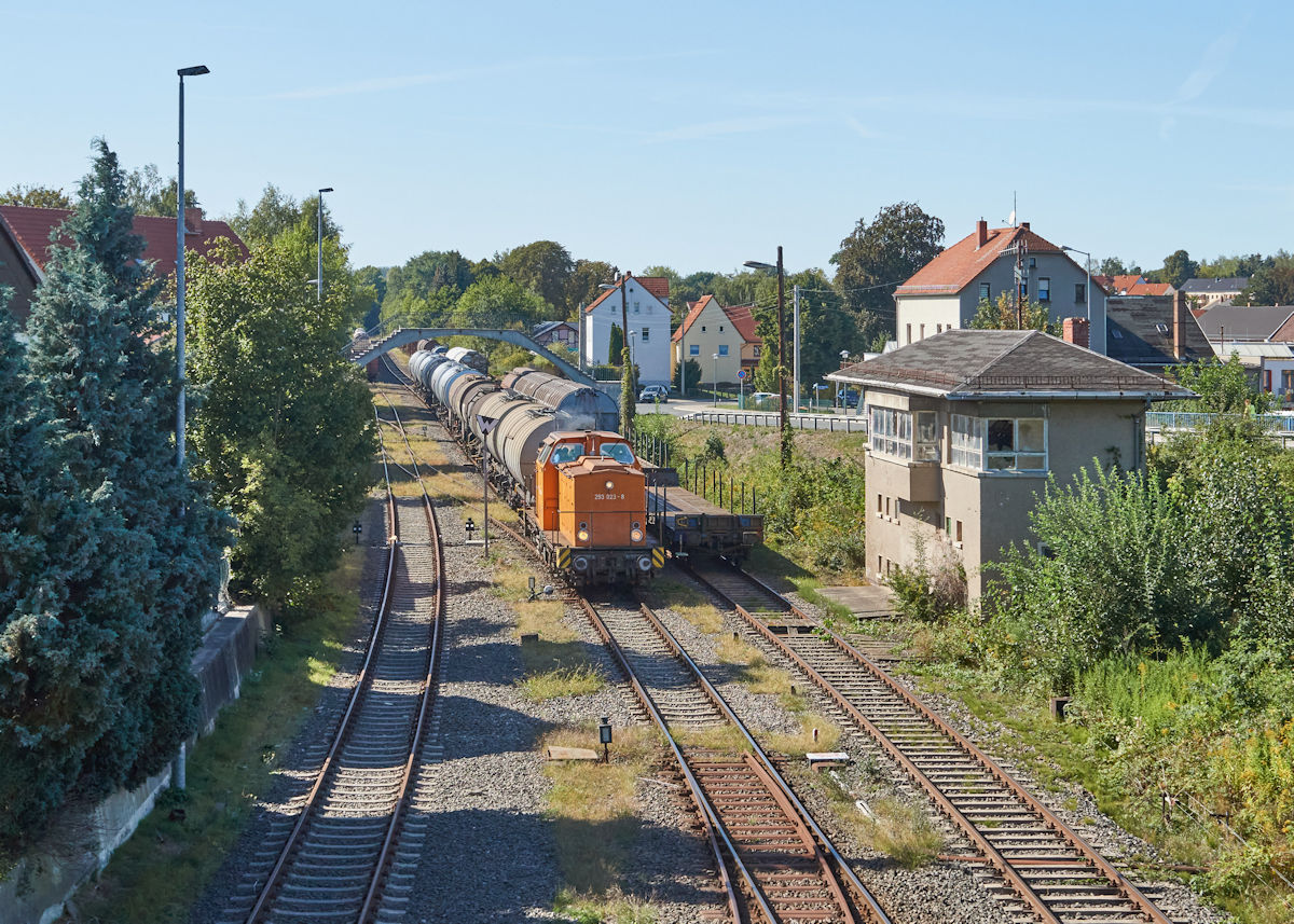 Am 18.9.2020 war 293 023 mit dem Phenolzug auf dem Weg von Tröglitz über Altenburg nach Gladbeck. Gerade wurde der ehemalige Bahnhof Rositz passiert.
