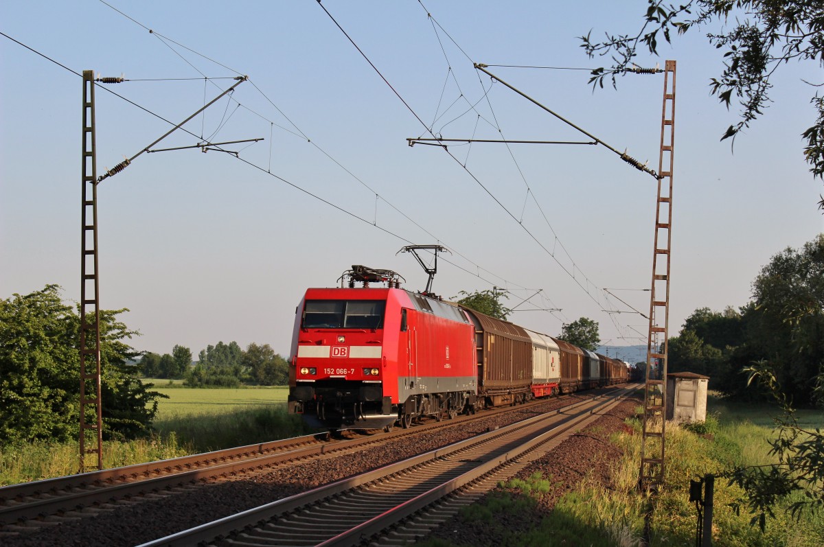Am 18.Juni 2013 war DBSR 152 066 bei Elze(Han) mit einem gemischten Gterzug auf dem Weg nach Seelze Rbf.