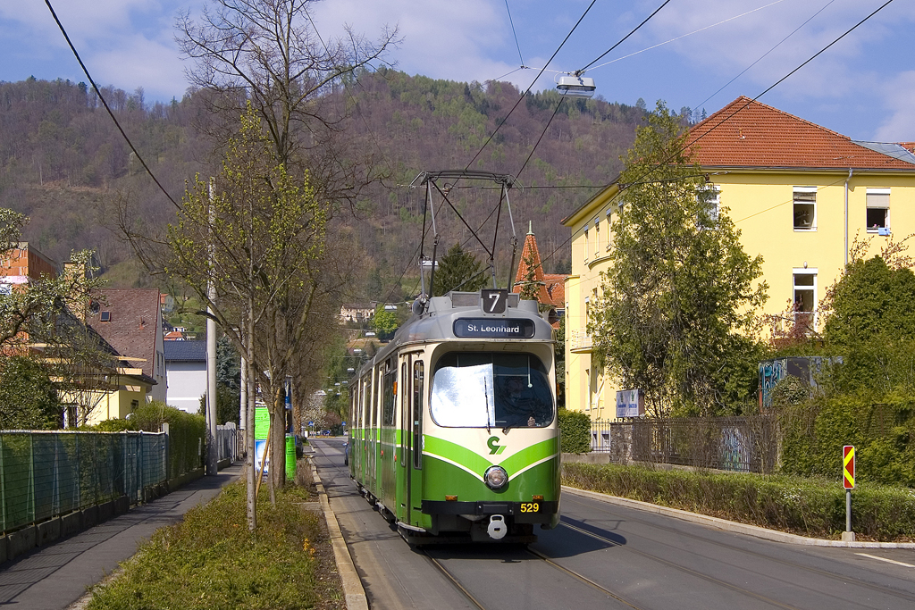 Am 19. April 2010 war TW 529 auf der Linie 7 unterwegs und konnte nahe der Haltestelle Absengerstraße (ehemals Straßganger Straße) stadteinwärts fahrend fotografiert werden. 