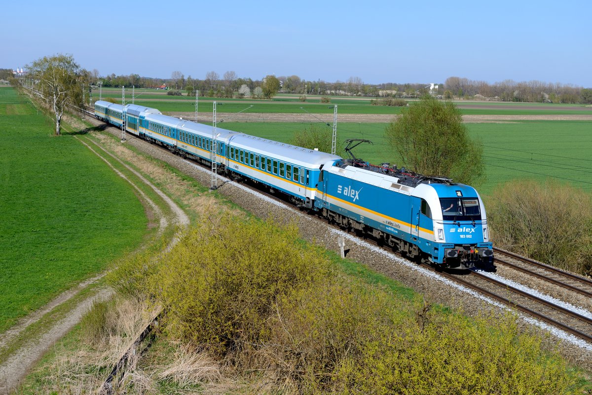 am 19. April 2015 konnte 183 002 mit einem Alex unweit Freising auf der Fahrt nach München aufgenommen werden.