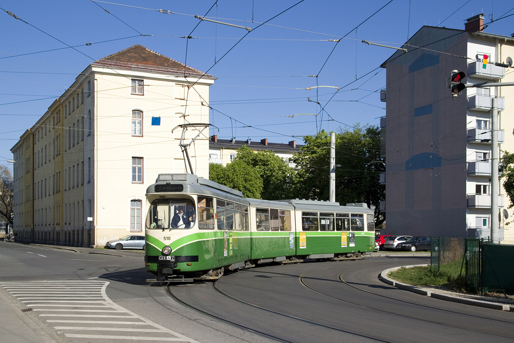 Am 19. April 2016 ist TW 510 als Linie 3 am Eck Asperngasse/Laudongasse unterwegs.