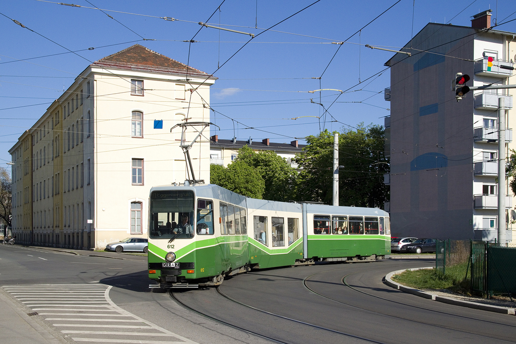 Am 19. April 2016 ist TW 612 als Linie 1 am Eck Asperngasse/Laudongasse unterwegs.