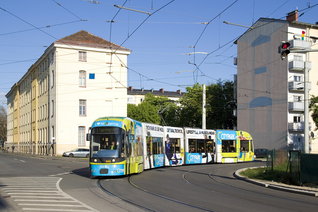 Am 19. April 2016 ist TW 666 als Linie 1 am Eck Asperngasse/Laudongasse unterwegs.