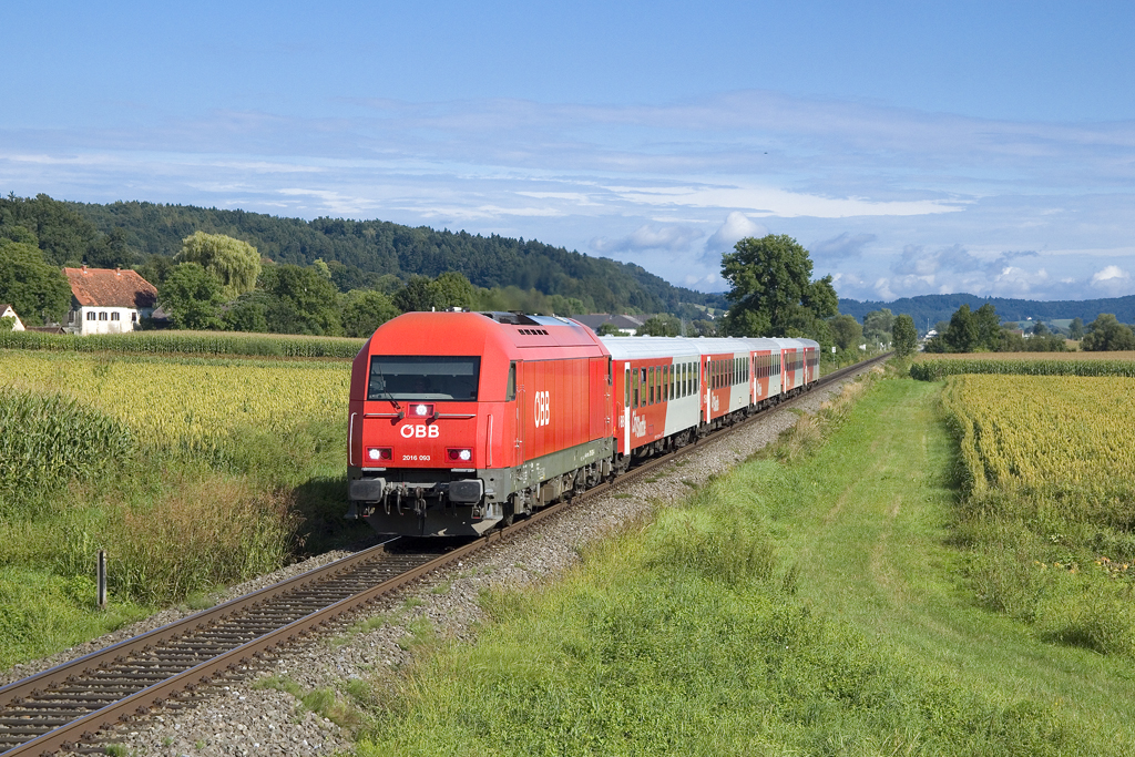 Am 19. August 2016 ist 2016 093 mit einem Leerpersonenzug von Fehring nach Gleisdorf unterwegs und konnte nächst Studenzen-Fladnitz festgehalten werden. 