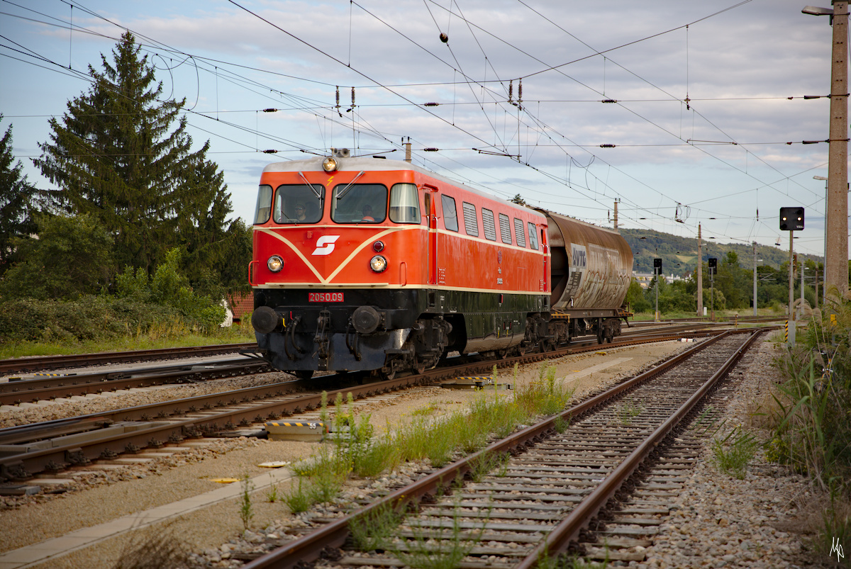Am 19. August hat die 2050.09 einen voll beladenen Getreidezug nach Korneuburg gebracht. Hier im Bild fährt die 2050er gerade aus Korneuburrg aus, um einen noch fehlenden Leerwagen nach Rückersdorf-Harmannsdorf zu überstellen.
