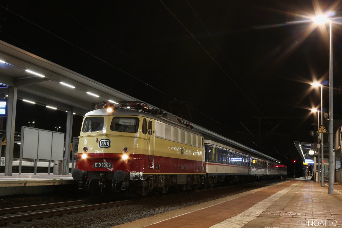 Am 19. Dezember 2020 zog die schöne E10 1309 einen Ersatzzug des RE9 nach Siegen bestehend aus 5 n-Wagen. Hier steht sie abfahrbereit im Bahnhof Siegburg/Bonn. 